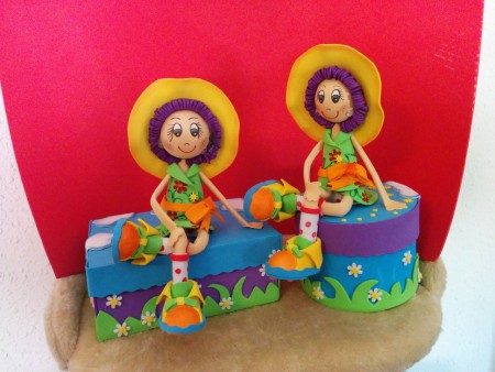 NIÑAS SENTADAS FOFUCHAS